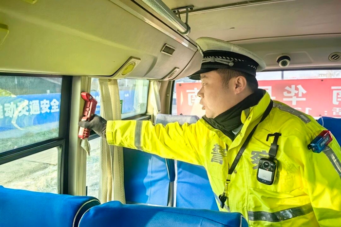 华州交警开展源头隐患和路面隐患排查整治工作。 华州交警开展源头隐患和路面隐患排查整治工作。