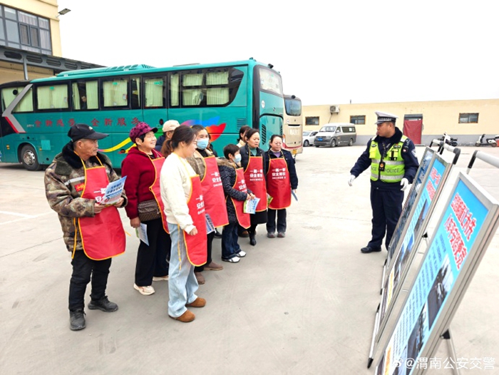 白水公安交警走进客运站开展交通安全宣传活动。 白水公安交警走进客运站开展交通安全宣传活动。