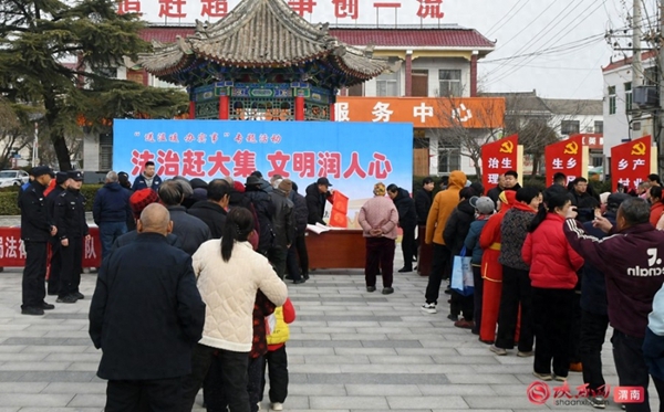 2月4日,渭南市“法治赶大集 文明润人心”首场——“翰墨飘香送法福” 送法治文化年货下乡活动走进合阳县路井镇。记者 陈冰娟 摄 2月4日,渭南市“法治赶大集 文明润人心”首场——“翰墨飘香送法福” 送法治文化年货下乡活动走进合阳县路井镇。记者 陈冰娟 摄