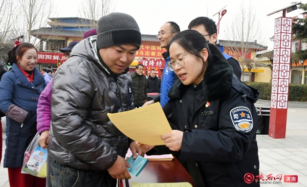 工作人员向现场群众普及法律知识。记者 陈冰娟 摄 工作人员向现场群众普及法律知识。记者 陈冰娟 摄