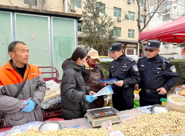 韩城西庄派出所民警深入辖区集市开展反诈宣传。 韩城西庄派出所民警深入辖区集市开展反诈宣传。