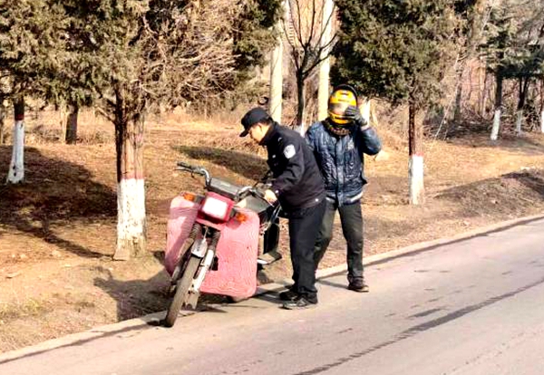 韩城公安暖心救助摔倒老人。 韩城公安暖心救助摔倒老人。