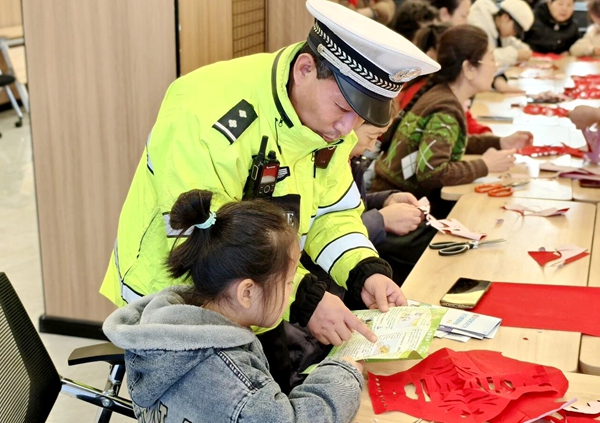 临渭交警大队组织民警走进辖区红旗社区开展交通安全宣传。 临渭交警大队组织民警走进辖区红旗社区开展交通安全宣传。