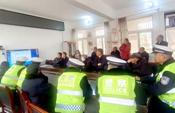 潼关公安交警深入永丰塬部村开展交通安全宣传。 潼关公安交警深入永丰塬部村开展交通安全宣传。