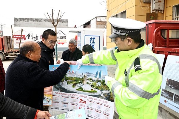 大荔交警深入下寨镇下寨村开设“马路学堂”讲安全。 大荔交警深入下寨镇下寨村开设“马路学堂”讲安全。
