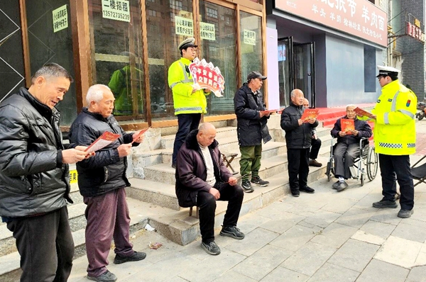 高新交警大队民警走进辖区麻李村向老年人普及交通安全知识。 高新交警大队民警走进辖区麻李村向老年人普及交通安全知识。