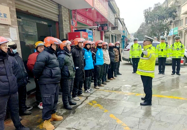 华州交警深入辖区饿了么配送站点开展“平安春运、交警同行”交通安全宣传活动。 华州交警深入辖区饿了么配送站点开展“平安春运、交警同行”交通安全宣传活动。