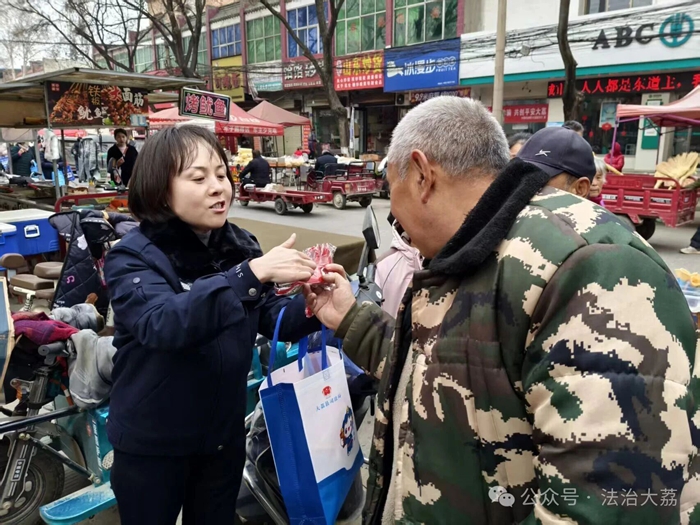 大荔县司法局开展春节普法宣传活动。