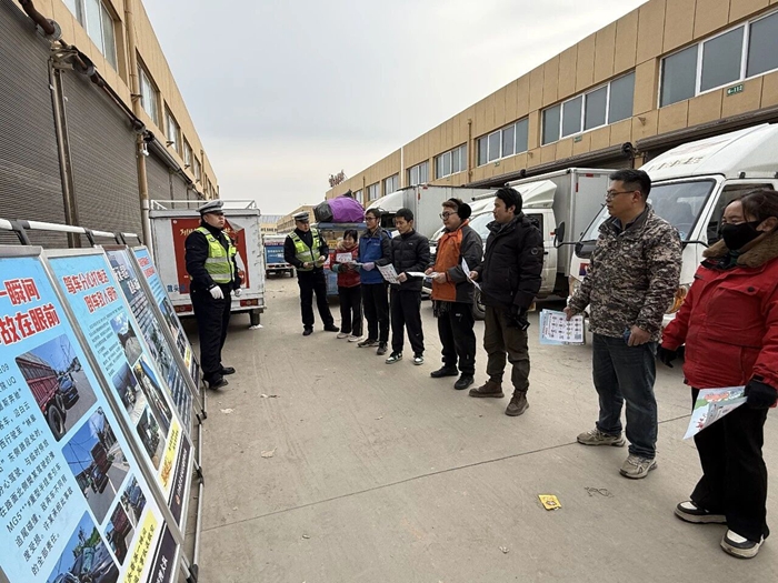 白水公安交警多点发力开展春运交通安全宣传。