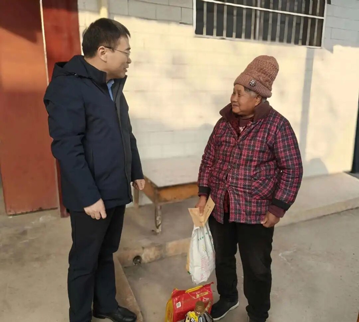 市检察院赴解放村开展新春慰问活动。