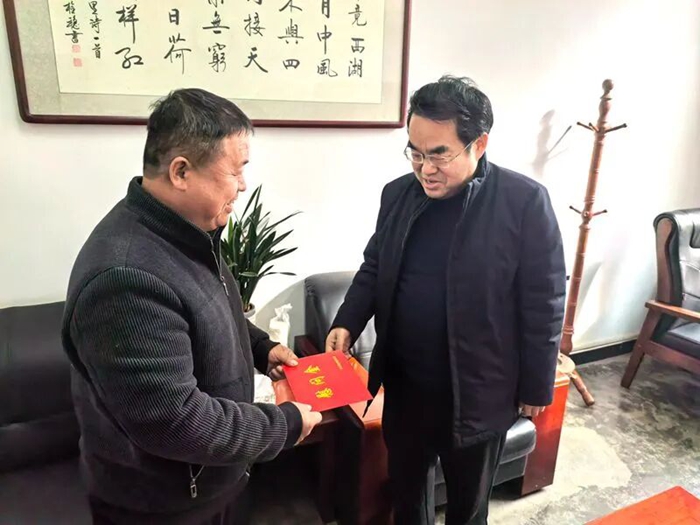临渭区人民法院党组书记、院长张东亮走访慰问优秀人才。