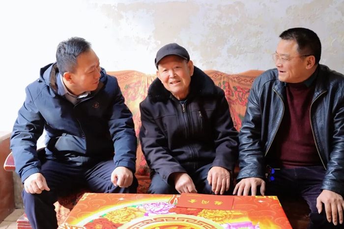 临渭区检察院党组书记、代检察长张君楠走访慰问困难党员。