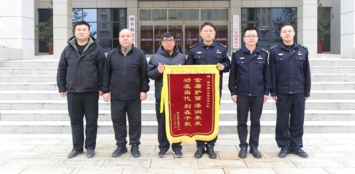 潼关县教体局携职教中心向县公安局治安大队赠旗致谢。