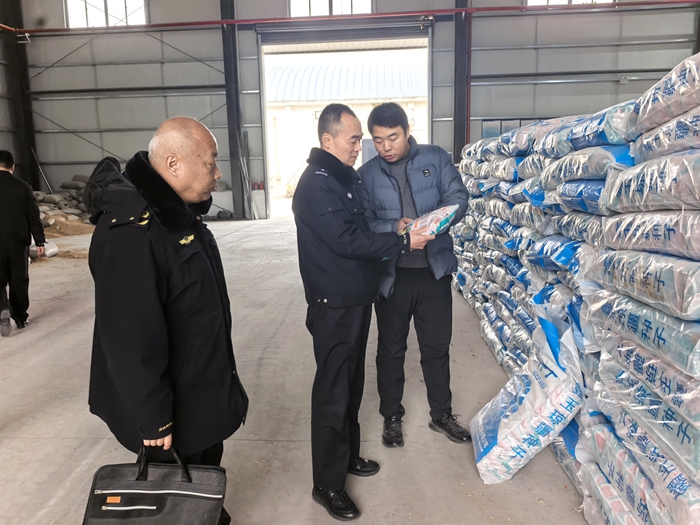 华阴公安环食药侦大队开展粮种企业走访服务。