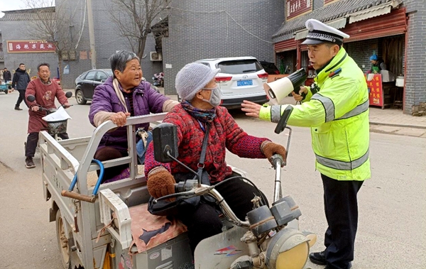 临渭交警走进集市宣传交通安全知识。