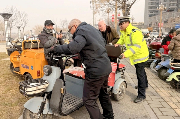 华阴交警开展交通安全宣传活动.