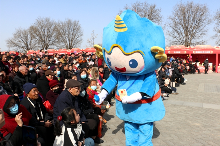 法治代言人“渭晓法”春晚现场送法礼。 法治代言人“渭晓法”春晚现场送法礼。