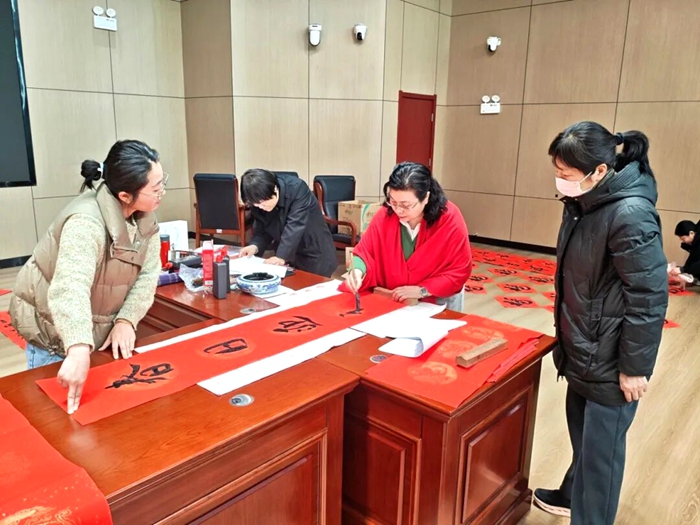 大荔法院开展“写春联 送祝福”活动。 大荔法院开展“写春联 送祝福”活动。