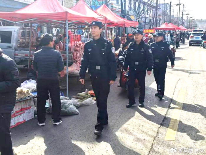 韩城公安开展集市巡逻防控工作。 韩城公安开展集市巡逻防控工作。