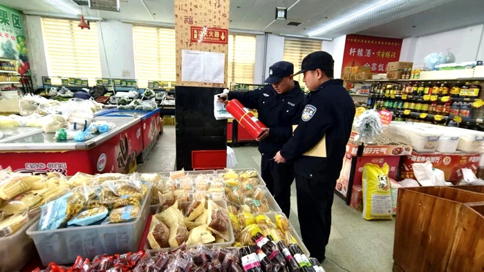 白水公安冯雷派出所开展春节节前安全大检查。 白水公安冯雷派出所开展春节节前安全大检查。