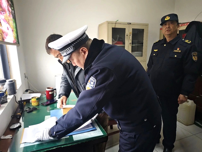 白水公安交警严查营运车辆。 白水公安交警严查营运车辆。