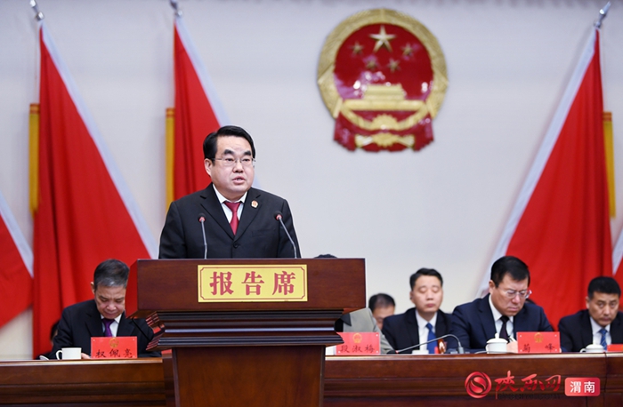 临渭区人民法院院长张东亮作区人民法院工作报告。记者 许艾学 摄 临渭区人民法院院长张东亮作区人民法院工作报告。记者 许艾学 摄