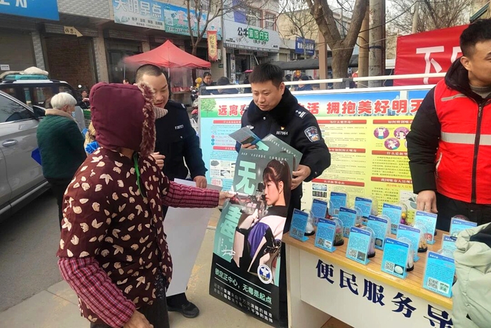 华州分局禁毒大队深入下庙镇街道开展禁毒宣传活动。