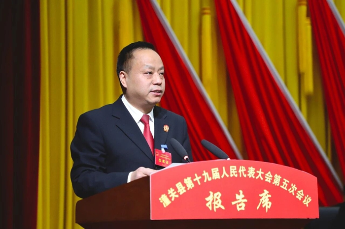 潼关县人民法院党组书记、院长张锋华在潼关县第十九届人民代表大会第五次会议上作工作报告。