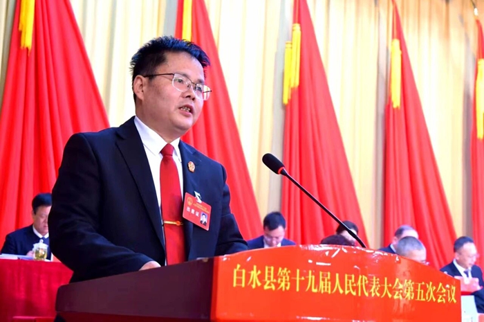 白水县人民法院党组书记、院长原广平作工作报告。