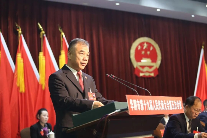 华阴市检察院检察长燕崇纲作市检察院工作报告。