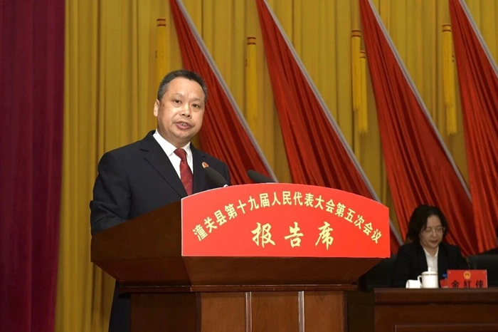 潼关县人民检察院党组书记、检察长王亚锋作检察工作报告。