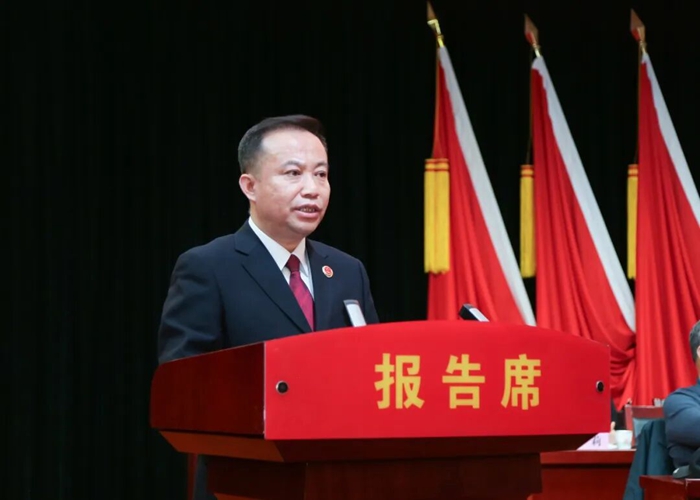 澄城县人民检察院检察长刘开锋向澄城县第十九届人民代表大会第五次会议作检察工作报告。