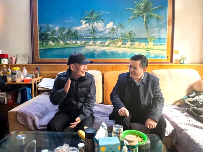 富平县人民检察院走访慰问退休干部。