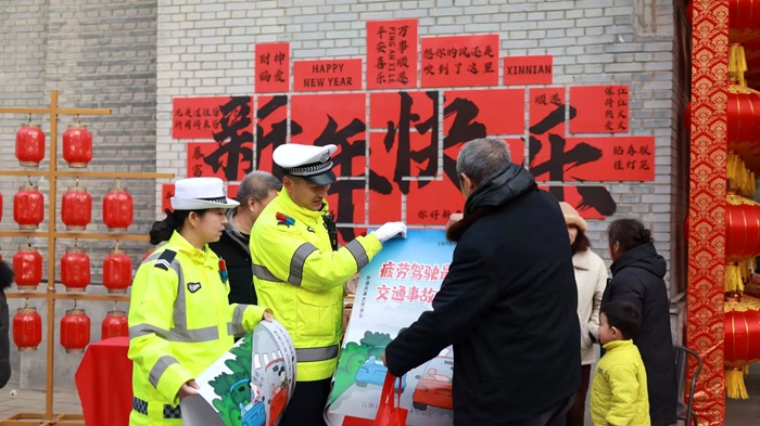 交警支队民警开展交通安全集会宣传活动。