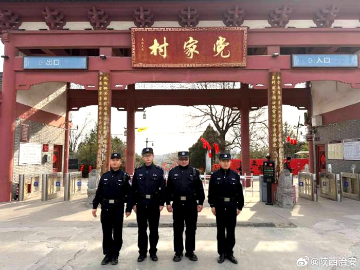 韩城公安在重点区域不间断巡逻。