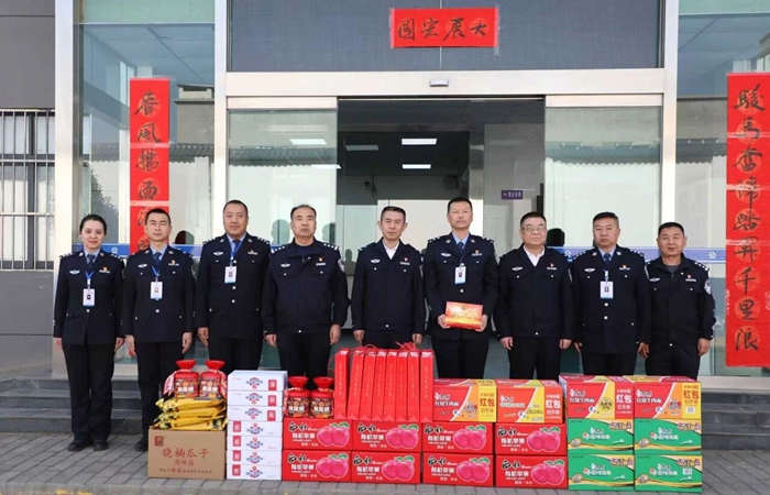 临渭公安分局党委深入基层所队开展春节走访慰问。