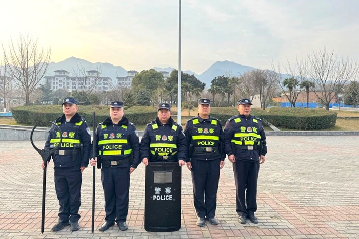 华州公安巡特警全力守护辖区群众度过平安祥和的新春佳节。