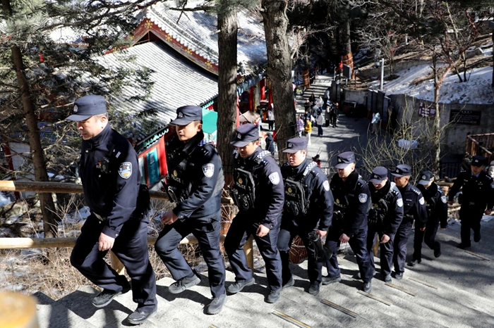 华阴公安华山派出所流动巡逻队开展动态巡防。