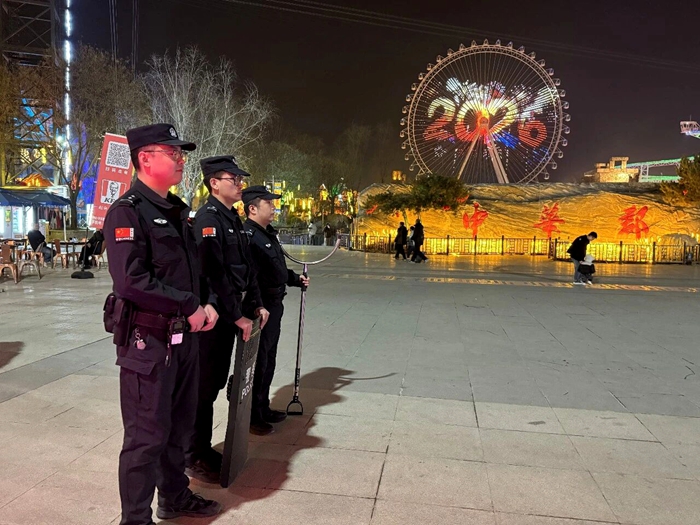 大年初一 富平公安以坚守敬贺新春。
