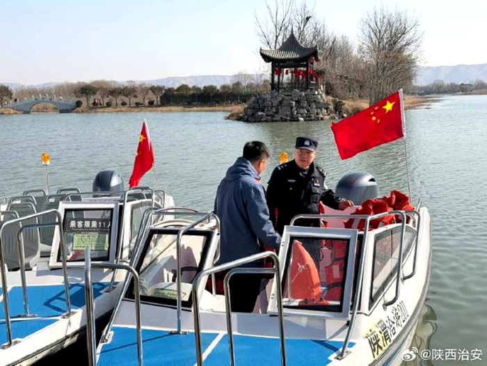 合阳县公安局洽川派出所民警深入辖区景区游船码头，开展水上安全专项检查工作。