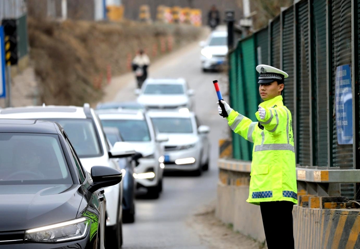 临渭交警全力保障渭桥路返程通行安全。