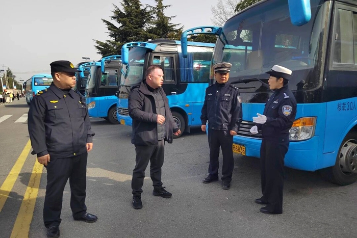 渭南市公安局华州分局交管大队全警动员、全员在岗，全力保障辖区道路交通安全畅通有序。