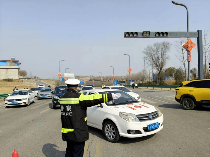 富平交警全力疏导中华郡景区交通，保障春节出行平安畅通。