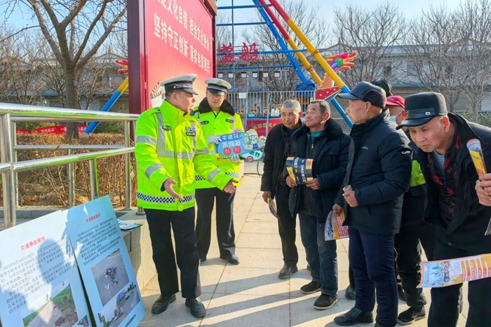 大荔交警守护群众 “平安团圆路”。
