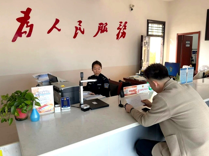 韩城民警为群众办理业务。