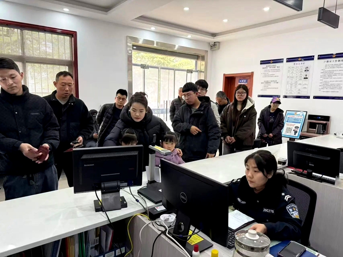 合阳县公安局王村派出所民警为群众提供“一站式”服务。