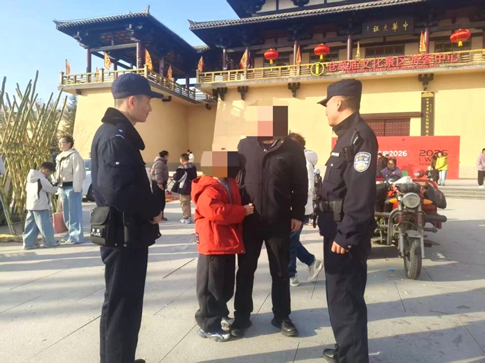 白水公安帮助走失孩子找到家人。