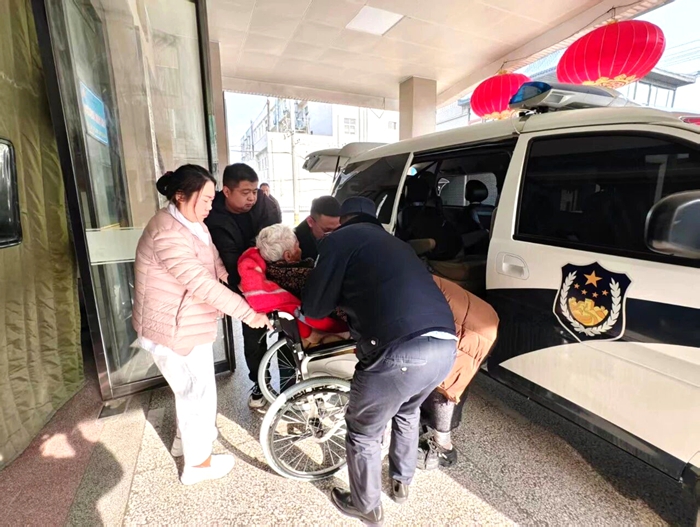 白水公安紧急帮助摔倒老人及时就医。