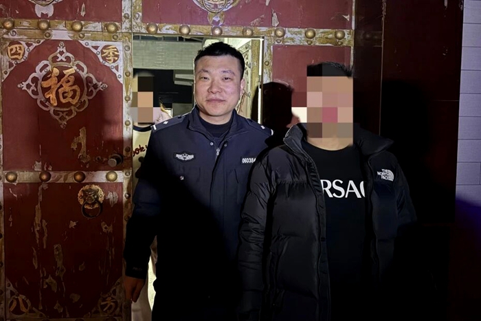 大荔公安深夜救助醉酒群众。