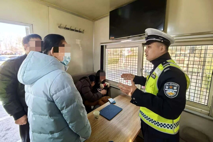 交警支队高交大队西潼中队民警救助车内轻生女子。